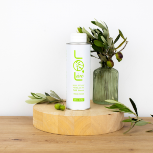 "Bouteille d'huile d'olive vierge extra Goût Intense de Maison Leydier, sur fond naturel avec olives fraîches et branches d'olivier. Produit culinaire de qualité, fabriqué en France.