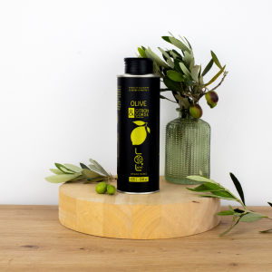 Bouteille d'huile d'olive au citron de Corse de Maison Leydier, aromatisée, sur fond naturel avec olives fraîches et branches d'olivier. Produit culinaire de qualité, fabriqué en France.