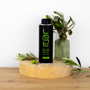 Bouteille d'huile d'olive vierge extra Goût Subtil de Maison Leydier, sur fond naturel avec olives fraîches et branches d'olivier. Produit culinaire de qualité, fabriqué en France.