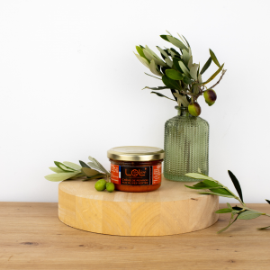 Pot de crème de poivron aux olives vertes de Maison Leydier, sur fond naturel avec olives fraîches et branches d'olivier. Produit artisanal de qualité, fabriqué en France.