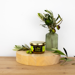 Pot d'olivade verte au pistou de Maison Leydier, sur fond naturel avec olives fraîches et branches d'olivier. Produit artisanal de qualité, fabriqué en France.