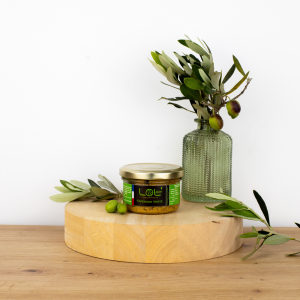 Pot de tapenade verte de Maison Leydier, sur fond naturel avec olives fraîches et branches d'olivier. Produit artisanal de qualité, fabriqué en France.