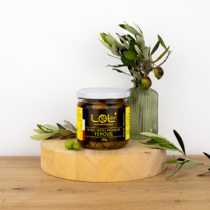 "Pot d'olives vertes picholines au fenouil de Maison Leydier, sur fond naturel avec olives fraîches et branches d'olivier. Produit artisanal de qualité, fabriqué en France.