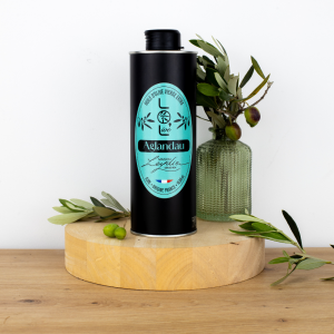 Bouteille d'huile d'olive vierge extra Aglan Dau de Maison Leydier, sur fond naturel avec olives fraîches et branches d'olivier. Produit artisanal de qualité, fabriqué en France.