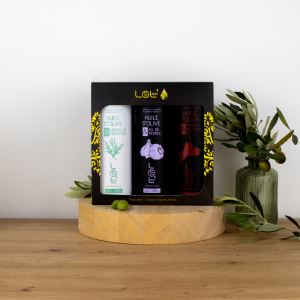 "CoFFret de 3 huiles d'olive Maison Leydier - Herbes de Provence, Ail de France, et Piment d'Espelette - 3x0,25L, avec olives fraîches et décor naturel.